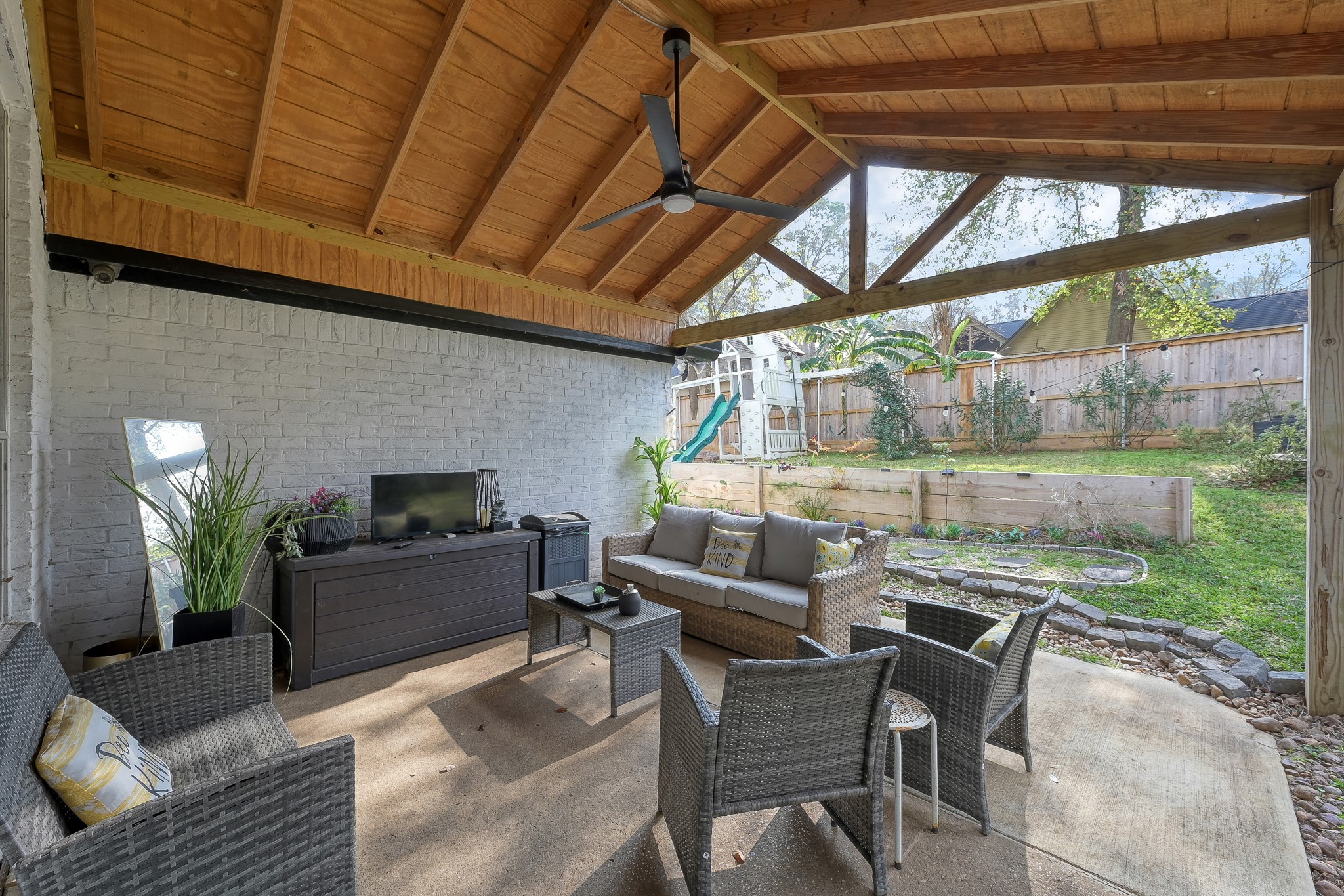 180 Park Way Conroe, TX 77356 - Photo 20 of 23 a dining room with furniture and a garden