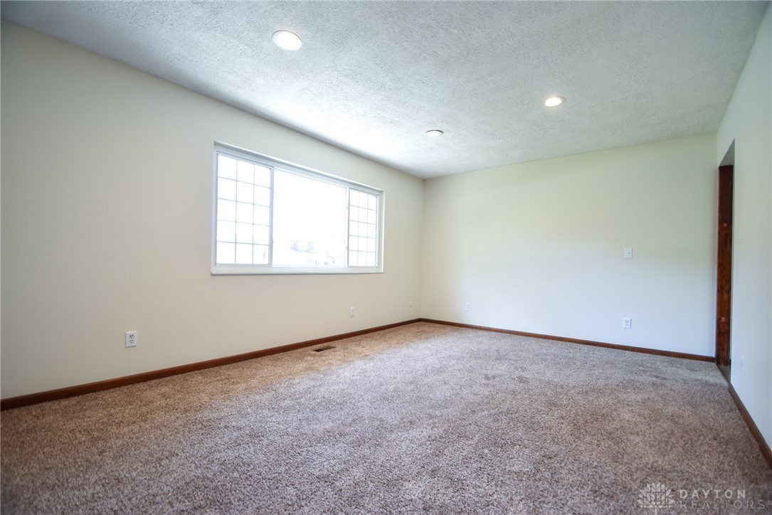 4675 Old Salem Road Englewood, OH 45322 - Photo 4 of 33 Formal living room