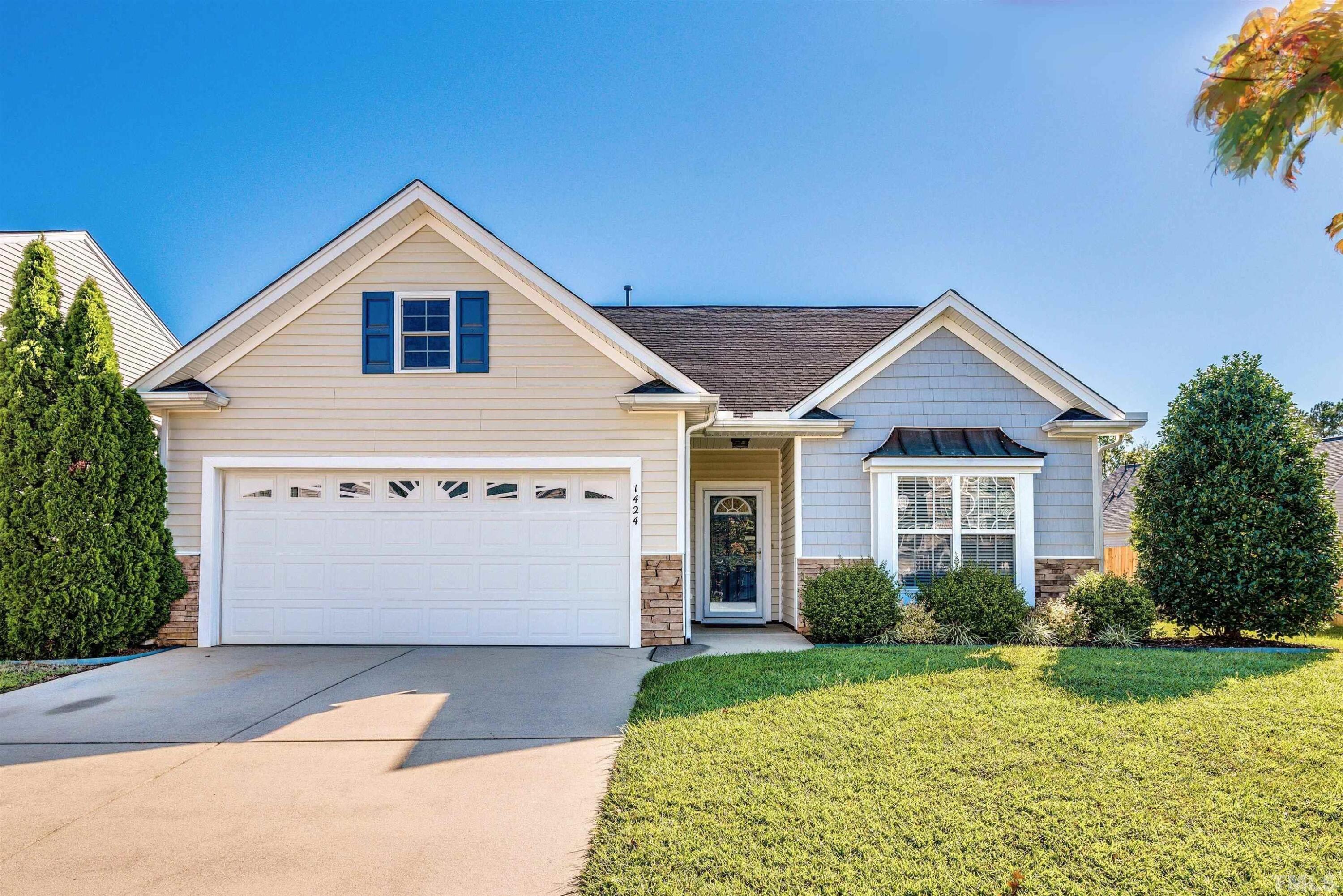 a view of backyard of the house