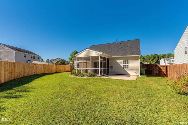 a view of a house with backyard and garden