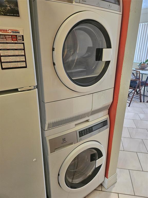 1045 Southeast 15th Street, Unit 13C Fort Lauderdale, FL 33316 - Photo 11 of 20 a utility room with dryer and washer