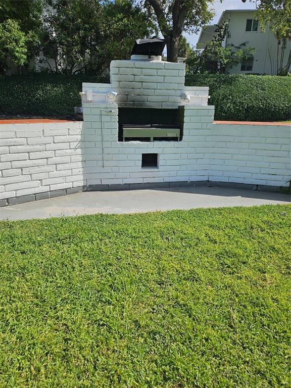 1045 Southeast 15th Street, Unit 13C Fort Lauderdale, FL 33316 - Photo 20 of 20 a view of a backyard with plants