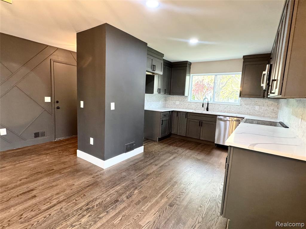 570 Hidden Ridge Drive Troy, MI 48083 - Photo 3 of 23