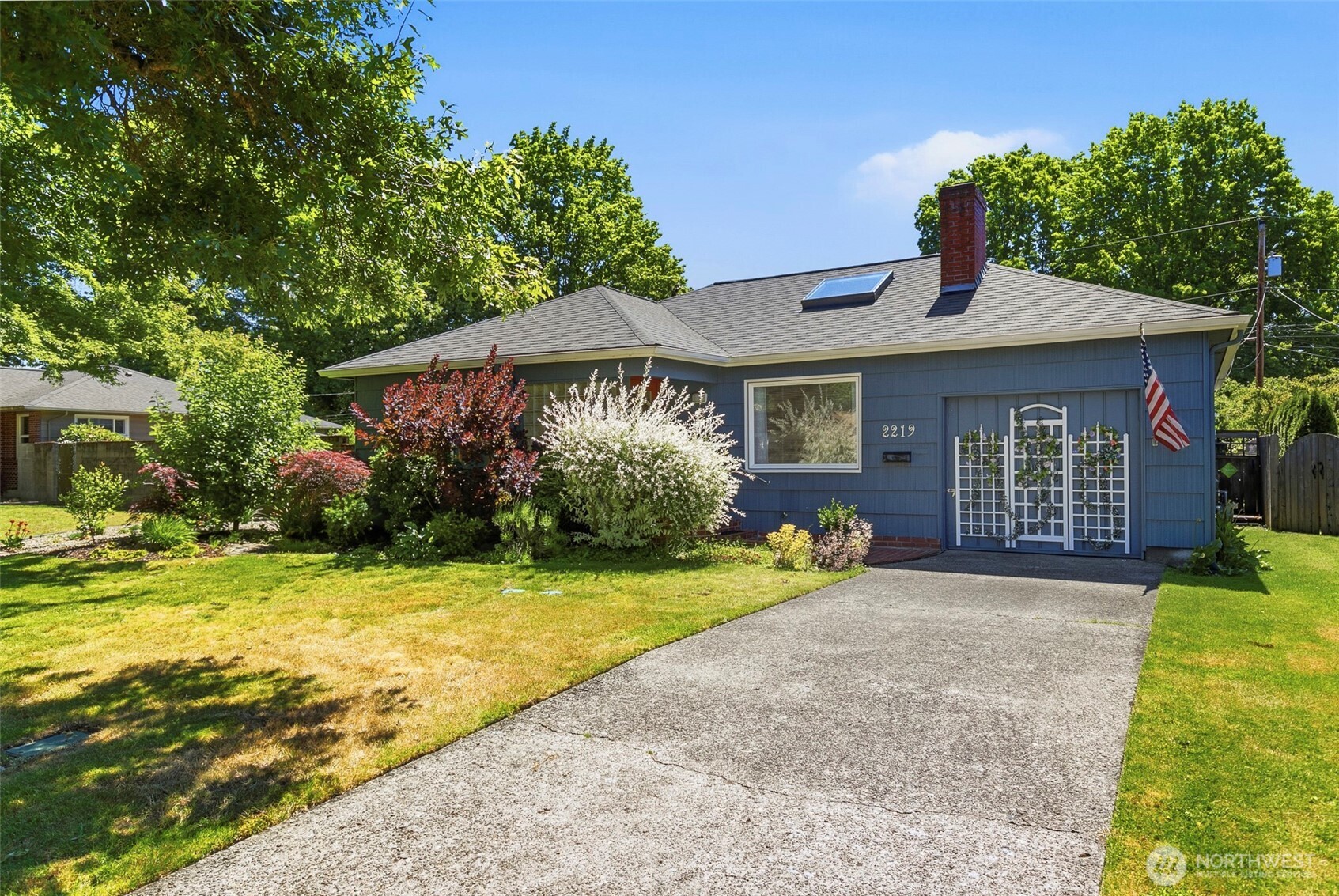 2219 Washington Way Longview, WA 98632 - Photo 1 of 33