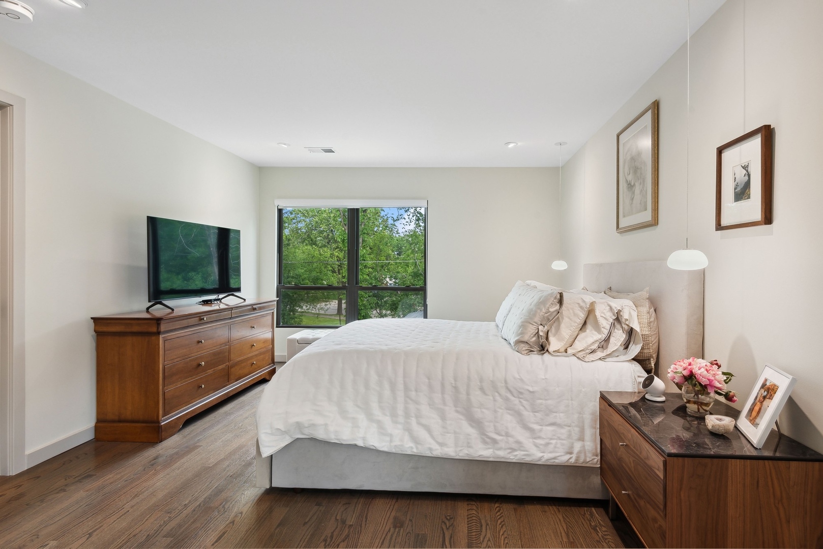 1231 Ridge Road Highland Park, IL 60035 - Photo 17 of 30 a living room with furniture and a flat screen tv