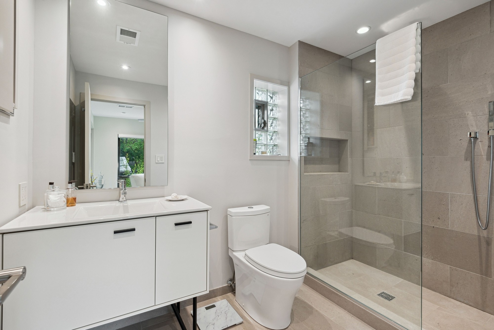 1231 Ridge Road Highland Park, IL 60035 - Photo 19 of 30 a bathroom with a toilet sink and shower