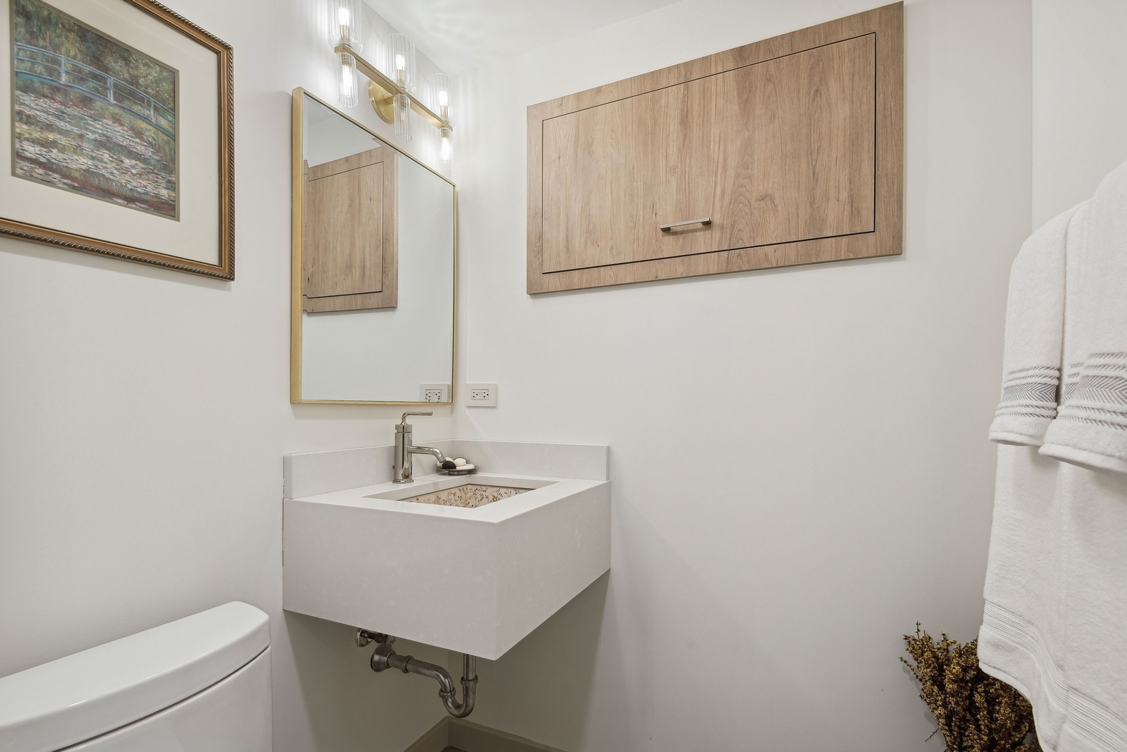 1231 Ridge Road Highland Park, IL 60035 - Photo 21 of 30 a bathroom with a sink and a mirror