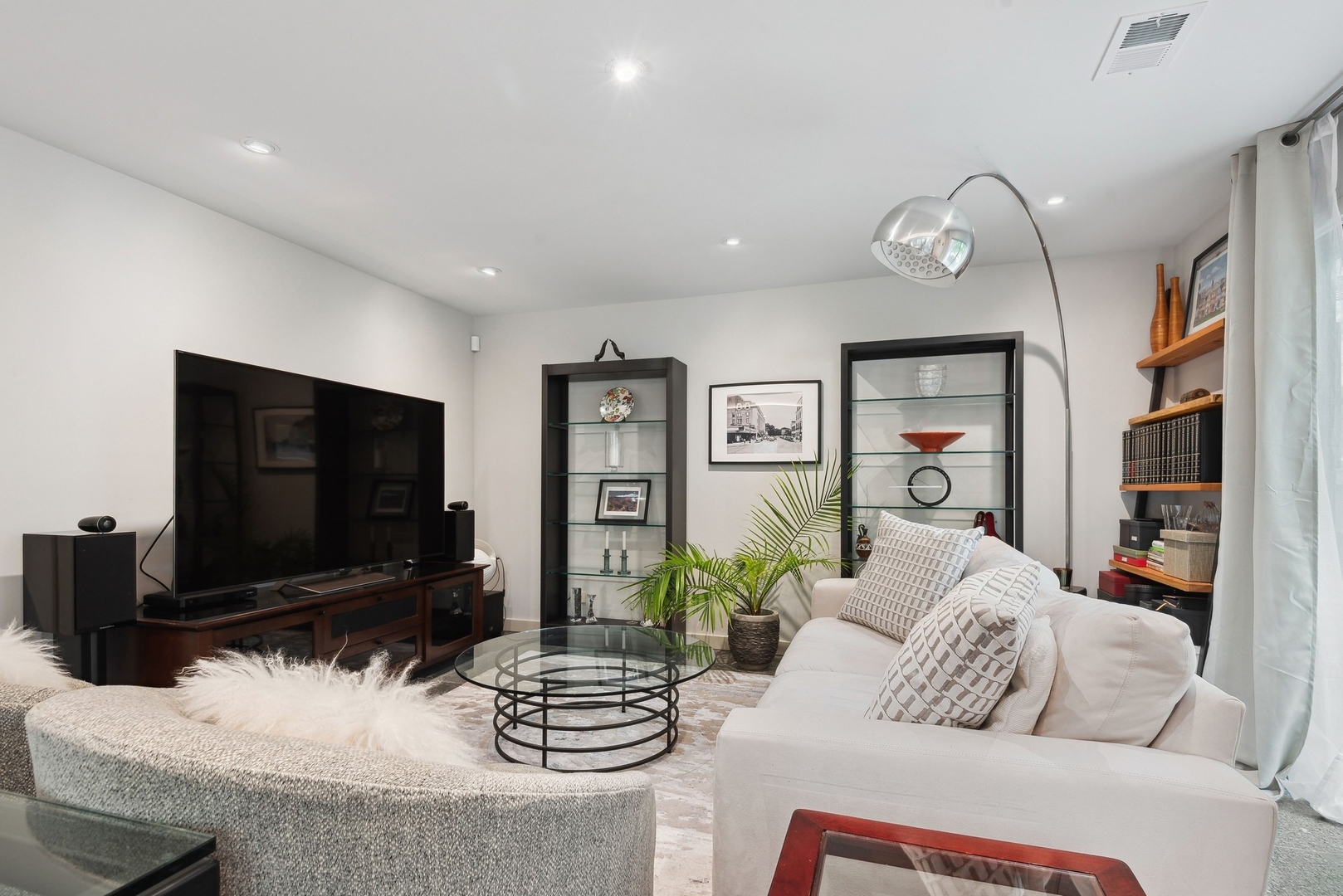 1231 Ridge Road Highland Park, IL 60035 - Photo 10 of 30 a living room with furniture and a flat screen tv