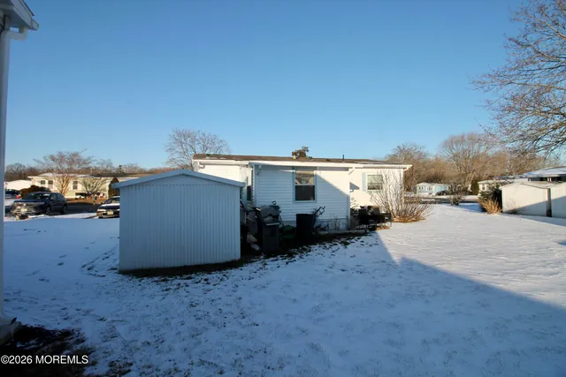 a view of a house with backyard