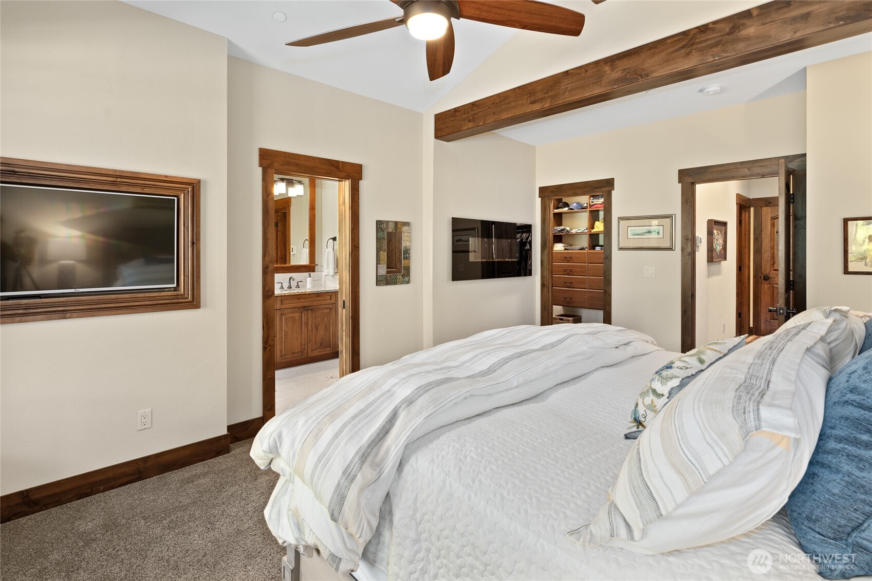 1390 Snowberry Loop Cle Elum, WA 98922 - Photo 22 of 40 a bed room with a bed and a television