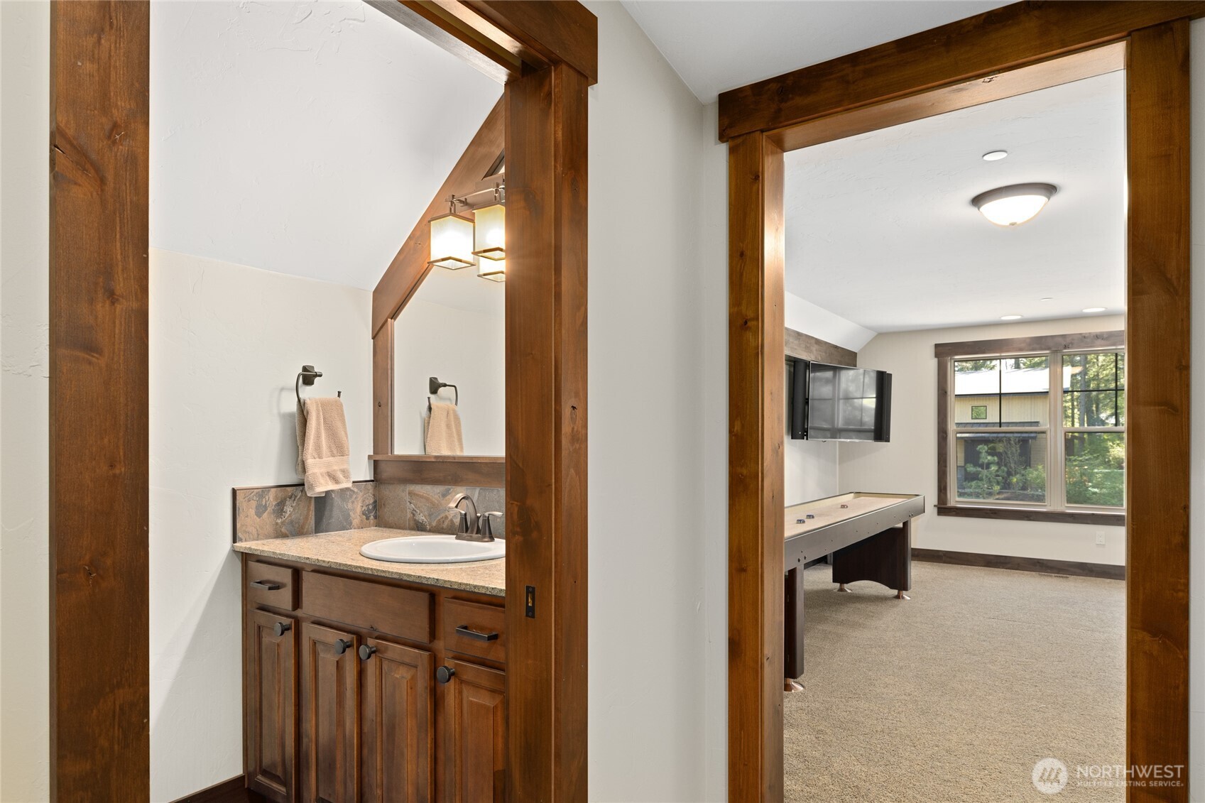 1390 Snowberry Loop Cle Elum, WA 98922 - Photo 33 of 40 a en suite bathroom with a sink mirror and a bathtub