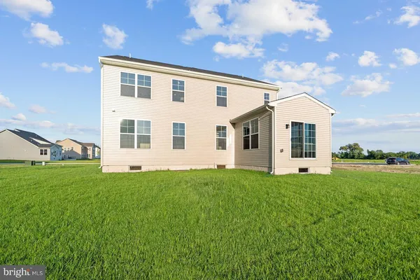 a view of a house with backyard
