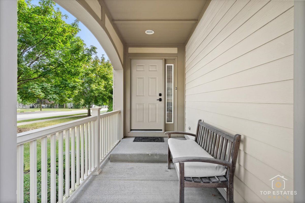 1651 Pauline Circle, Unit 1651 Mundelein, IL 60060 - Photo 3 of 42 a view of a balcony