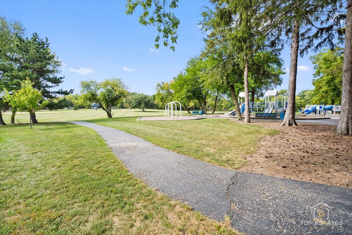 1651 Pauline Circle, Unit 1651 Mundelein, IL 60060 - Photo 38 of 42 a view of a park with tree s
