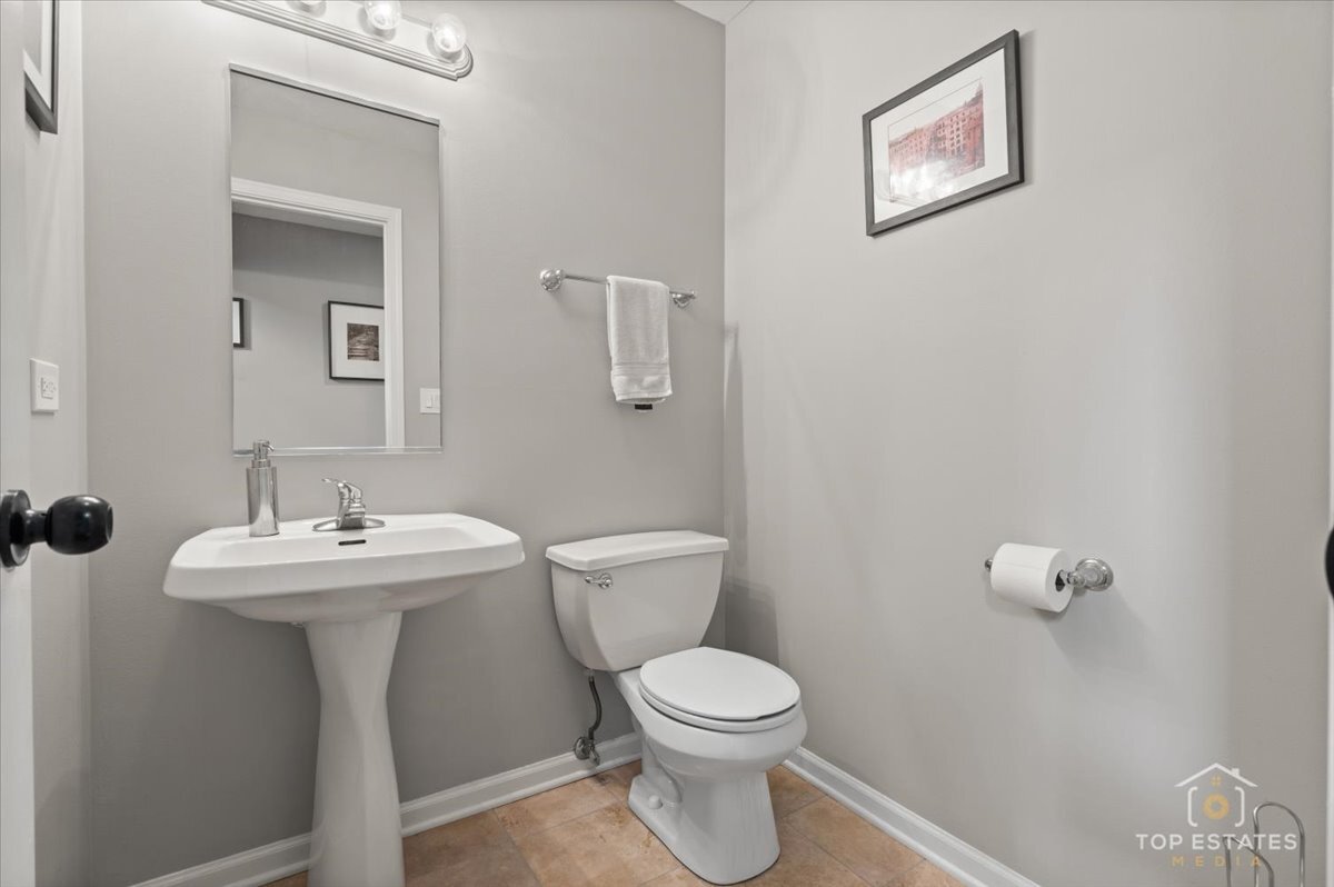 1651 Pauline Circle, Unit 1651 Mundelein, IL 60060 - Photo 6 of 42 a bathroom with a toilet sink and mirror
