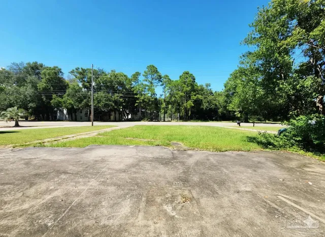 a view of a big yard with a big yard