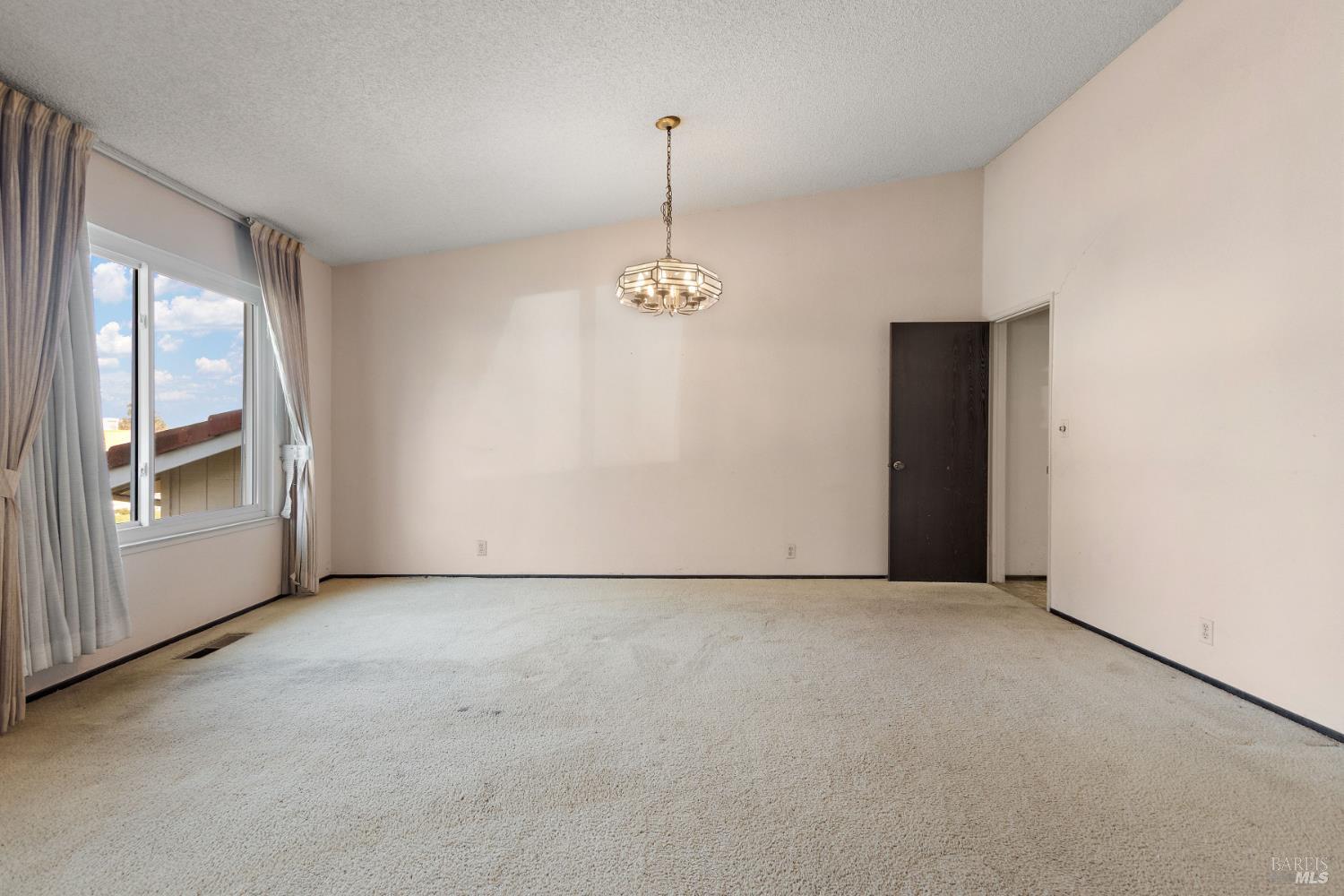 1084 Jamie Drive Concord, CA 94518 - Photo 4 of 34