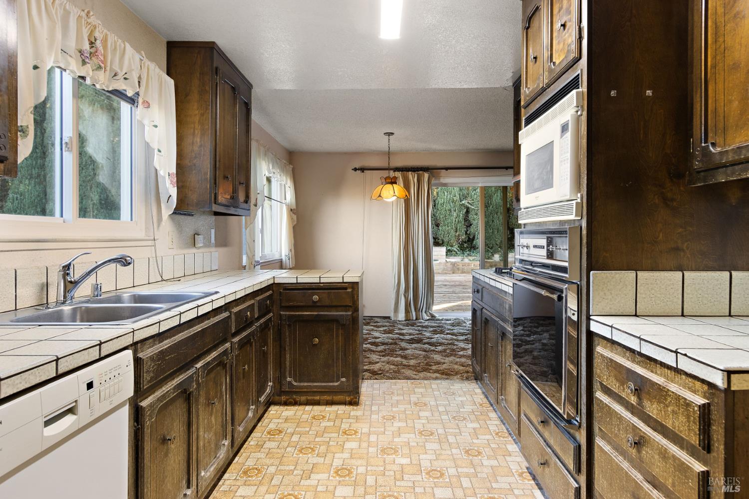 1084 Jamie Drive Concord, CA 94518 - Photo 7 of 34