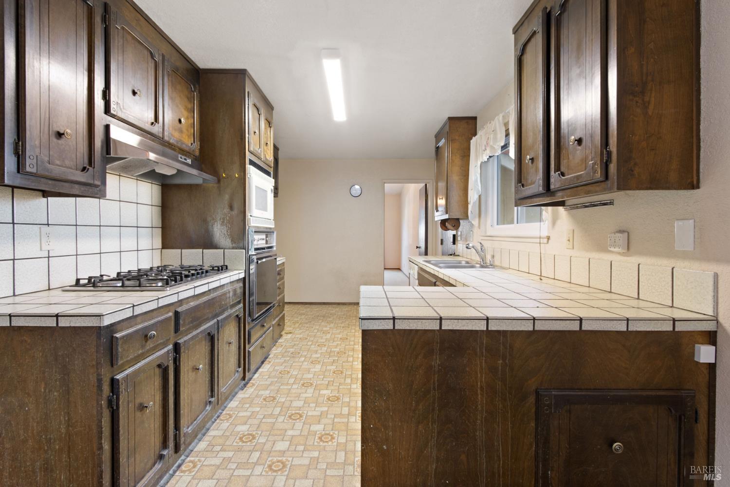 1084 Jamie Drive Concord, CA 94518 - Photo 8 of 34