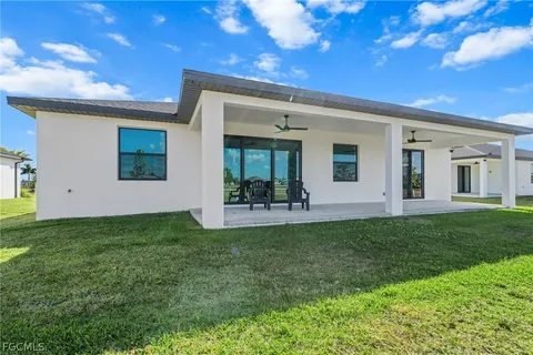 a view of a house with yard and plants