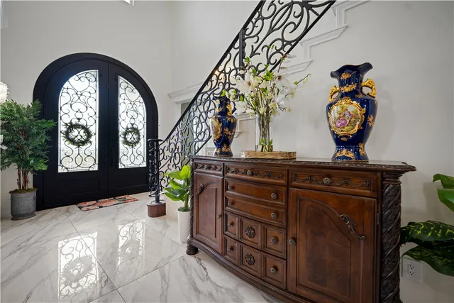 a view of entryway with a front door