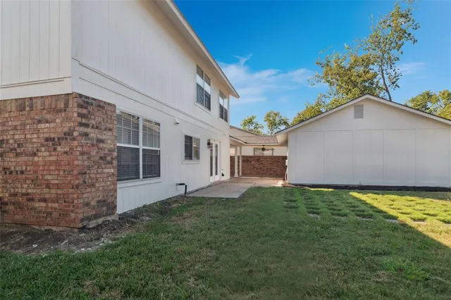 a view of a yard with a house