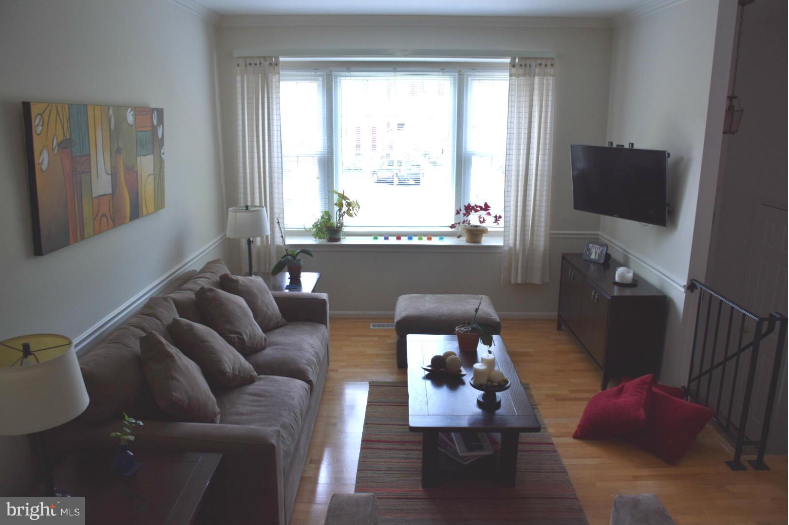 9766 Lakepointe Drive Burke, VA 22015 - Photo 4 of 21 Living Room