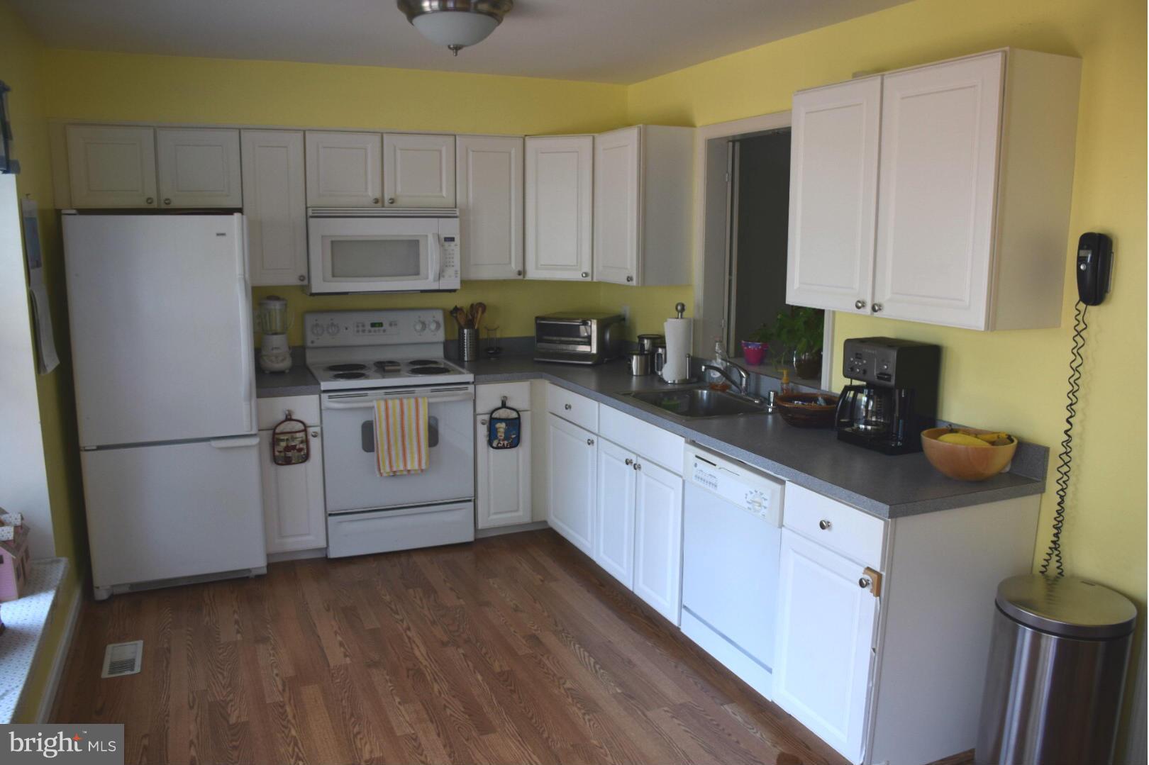 9766 Lakepointe Drive Burke, VA 22015 - Photo 9 of 21 Kitchen