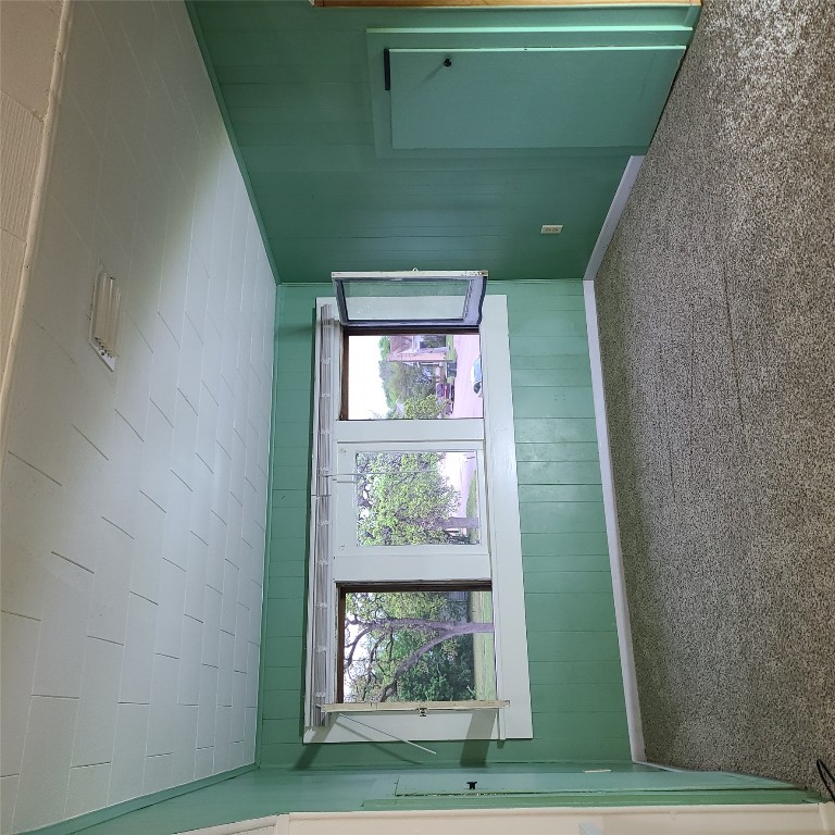 615 East Washington Street Giddings, TX 78942 - Photo 13 of 17 an empty room with a window