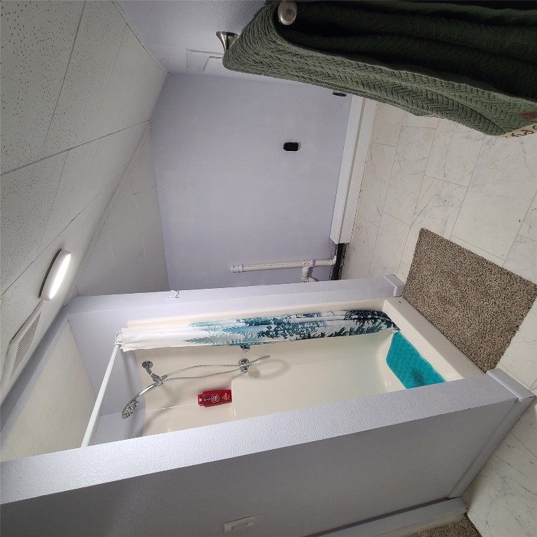 615 East Washington Street Giddings, TX 78942 - Photo 7 of 17 a view of entryway with furniture and shower