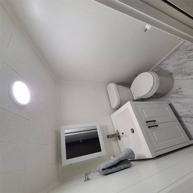 615 East Washington Street Giddings, TX 78942 - Photo 10 of 17 a bathroom with a toilet sink and mirror