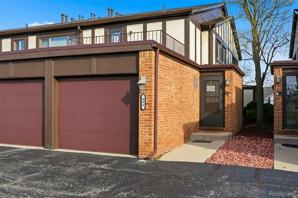 $1,900 | 408 Country Club Drive, St. Clair Shores, MI 48082