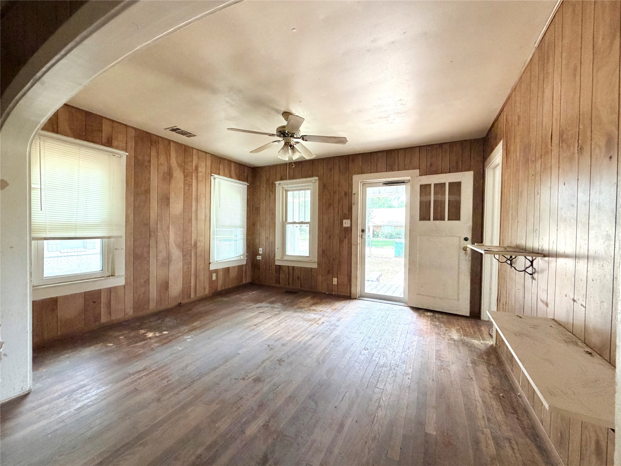 702 East 18th Street Cameron, TX 76520 - Photo 7 of 14 Sun-filled room awaiting your personalized touch.