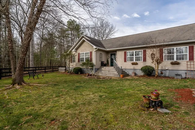 a view of a house with a yard