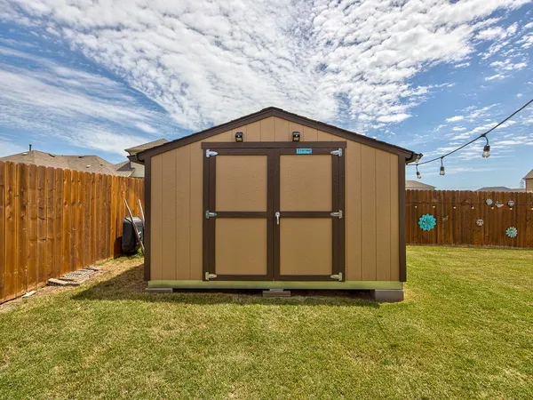 a view of a backyard