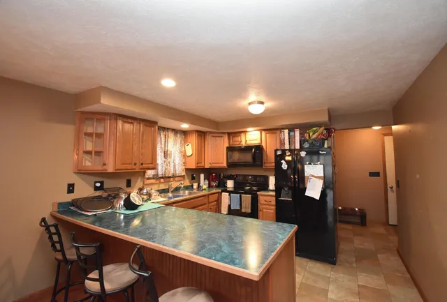 a room with lots of tables and chairs