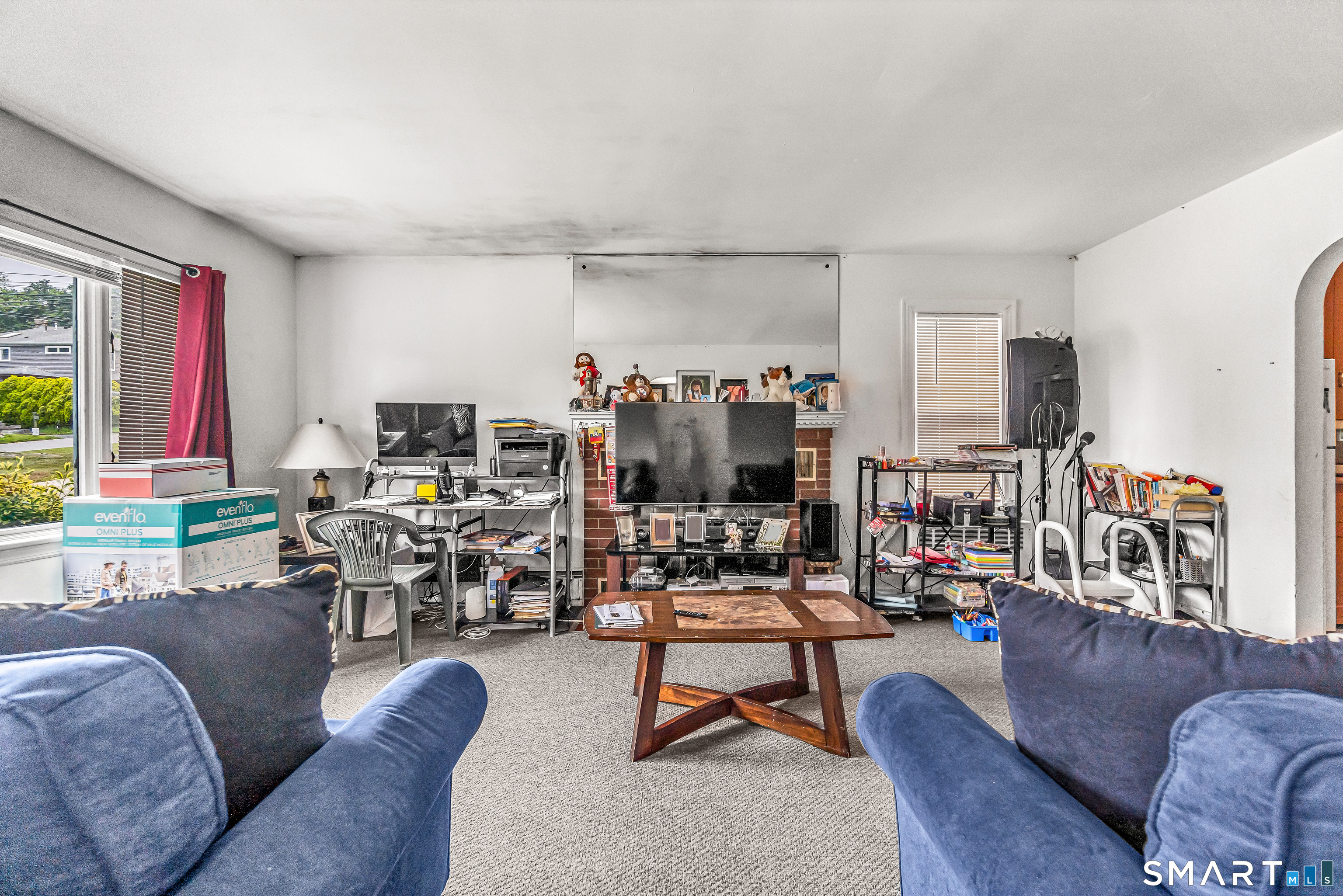 214 Thames Street New London, CT 06320 - Photo 6 of 33 a living room with furniture and a flat screen tv
