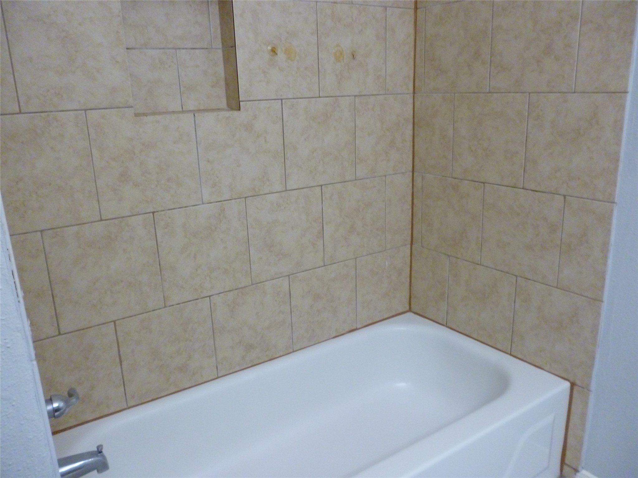 3243 Battle Ridge Lane Sugar Land, TX 77479 - Photo 19 of 34 a bathroom with a bathtub