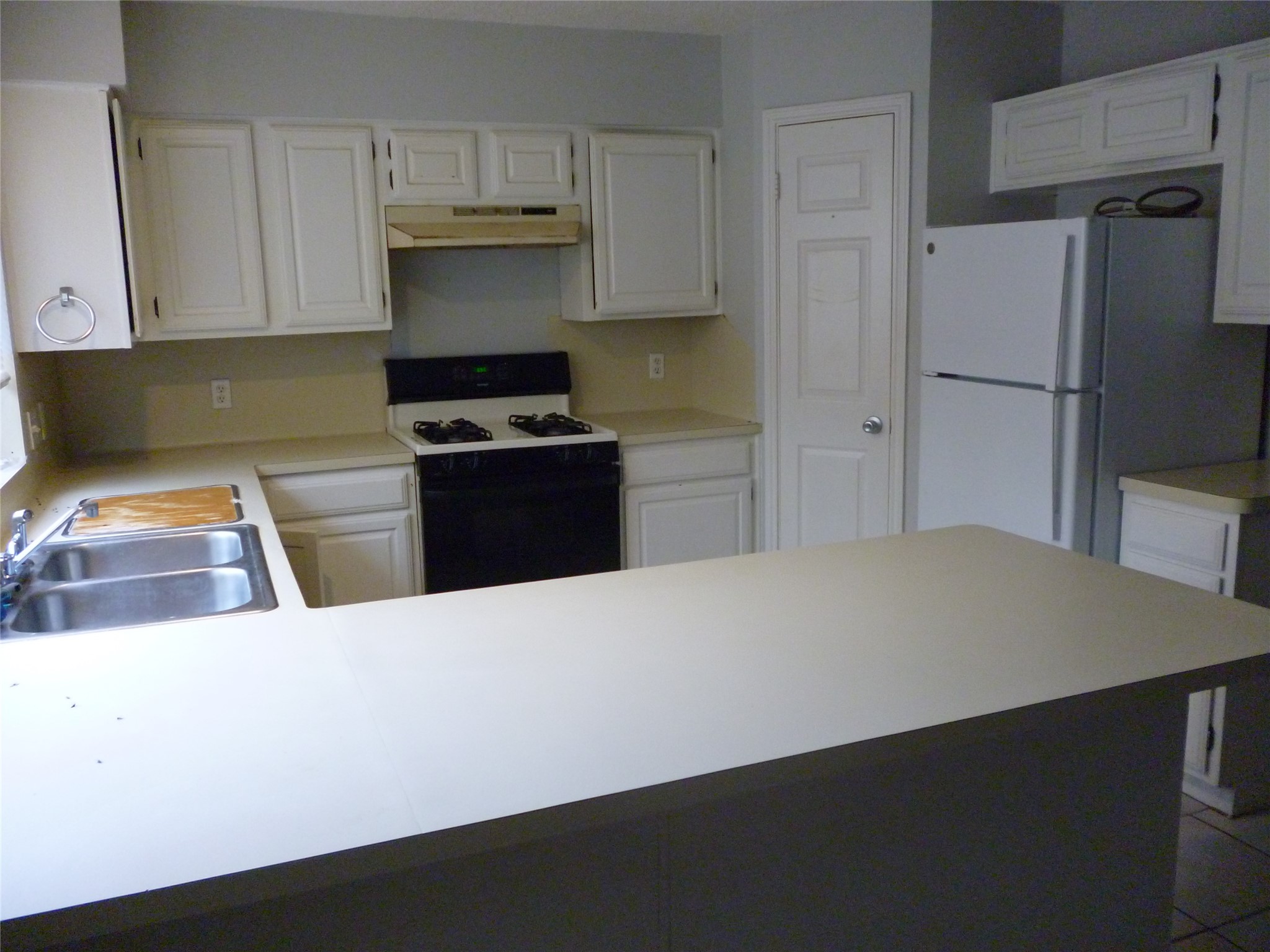 3243 Battle Ridge Lane Sugar Land, TX 77479 - Photo 22 of 34 a kitchen with a refrigerator and a stove