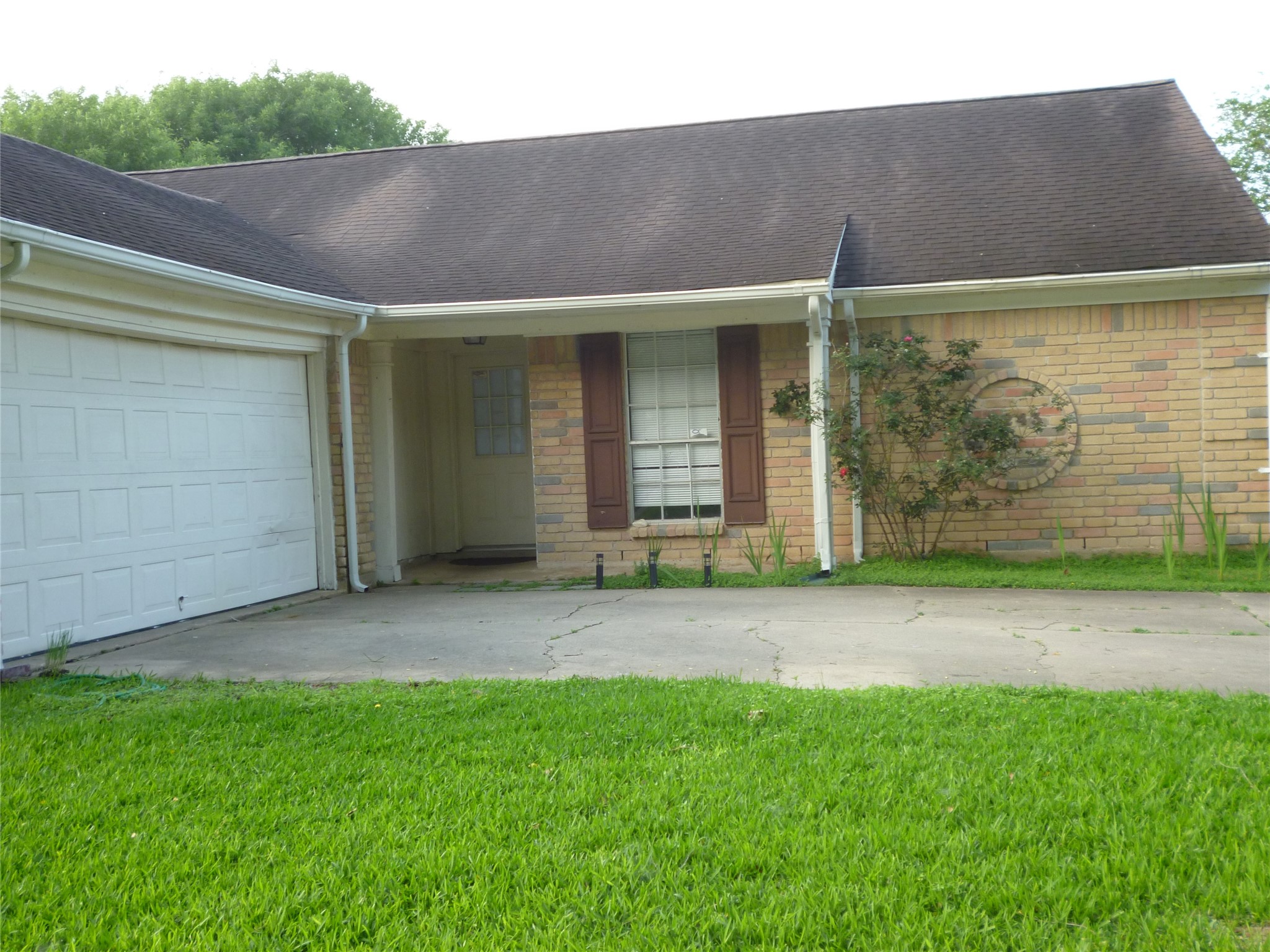 3243 Battle Ridge Lane Sugar Land, TX 77479 - Photo 32 of 34 a backyard of a house with lots of green space