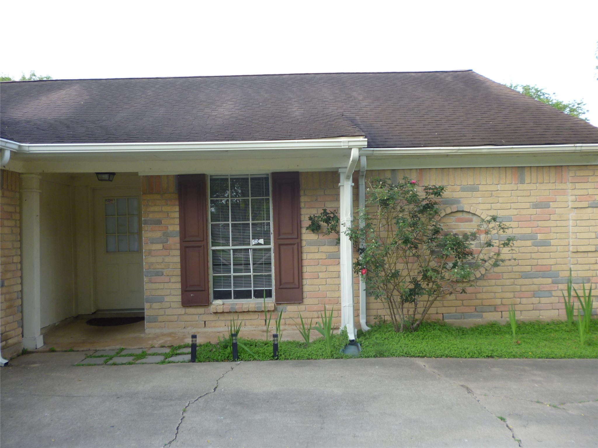 3243 Battle Ridge Lane Sugar Land, TX 77479 - Photo 33 of 34 a front view of a house with a garden