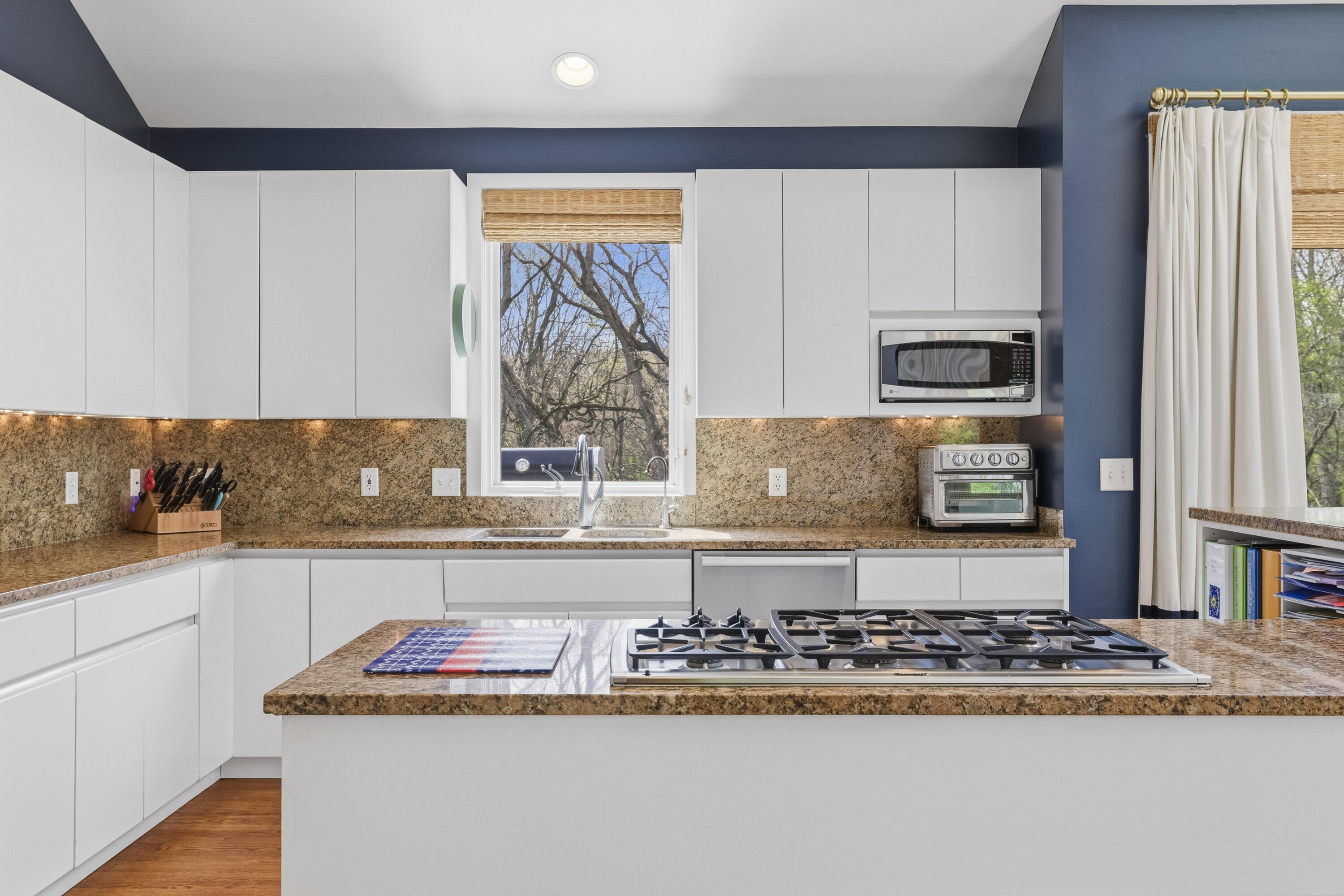 5611 Oak Bluffs Road Fontana, WI 53125 - Photo 15 of 43 Kitchen