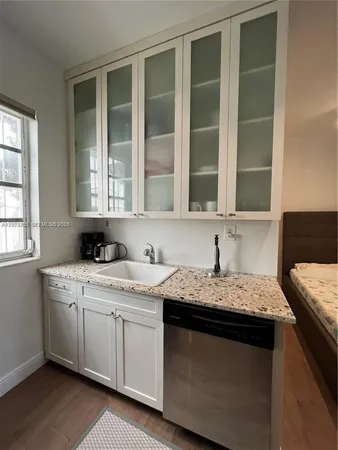 $1,900 | 439 15th Street, Unit 12, Miami Beach, FL 33139