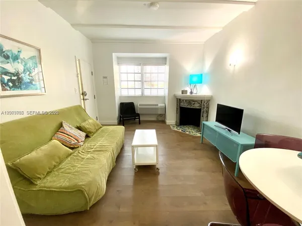 $1,900 | 439 15th Street, Unit 12, Miami Beach, FL 33139