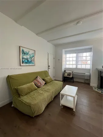 $1,900 | 439 15th Street, Unit 12, Miami Beach, FL 33139