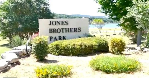 a sign that is sitting on a brick wall