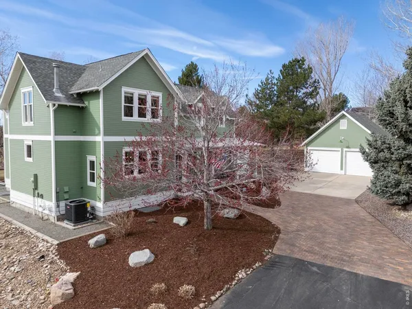a view of a house with yard