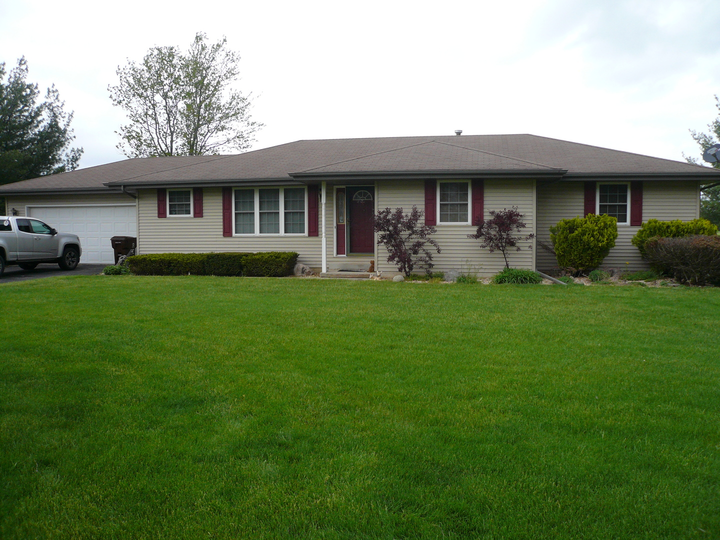 540 East Southmor Road Morris, IL 60450 - Photo 2 of 24 a front view of a house with a garden