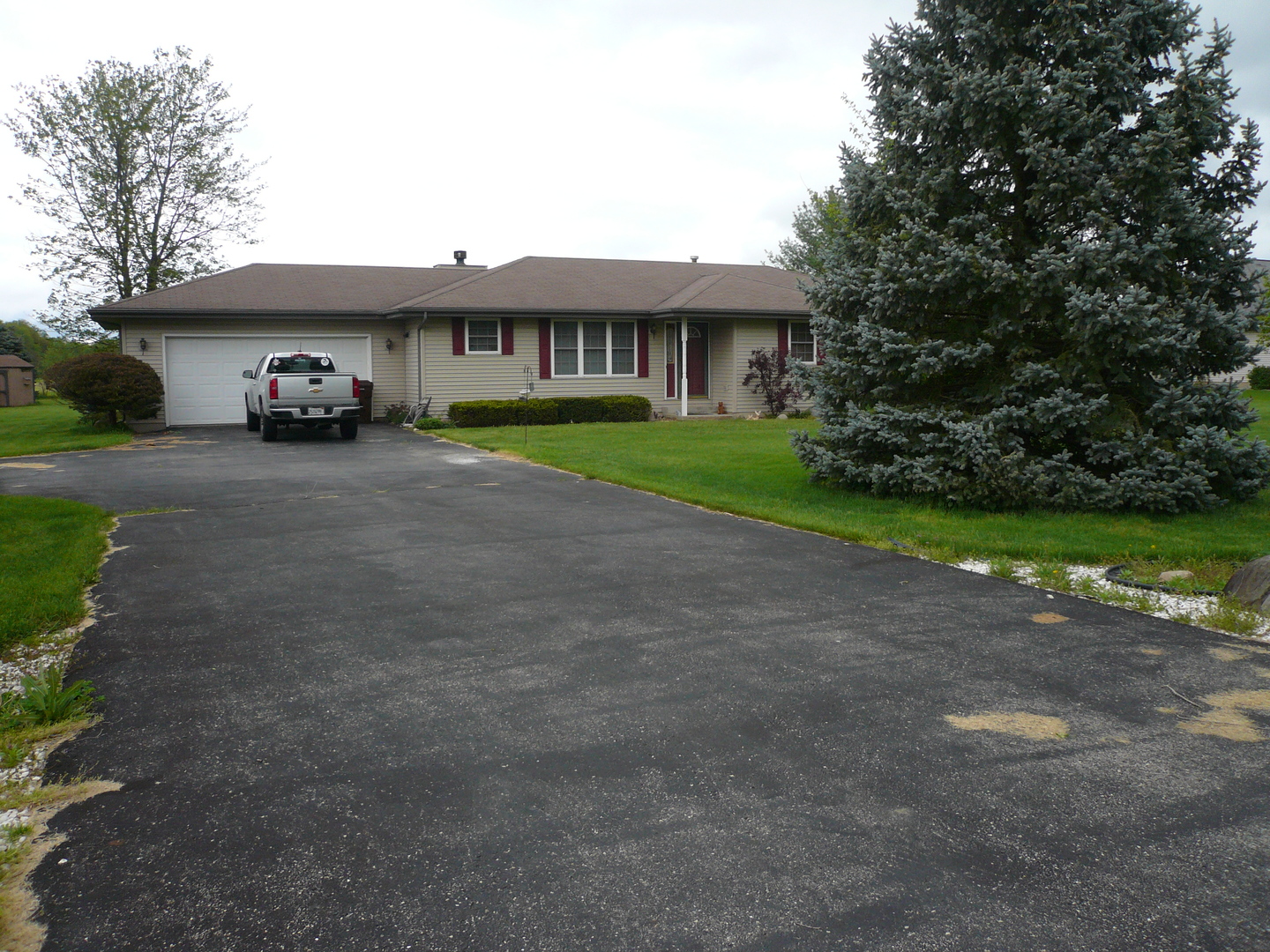 540 East Southmor Road Morris, IL 60450 - Photo 3 of 24 a front view of a house with a garden