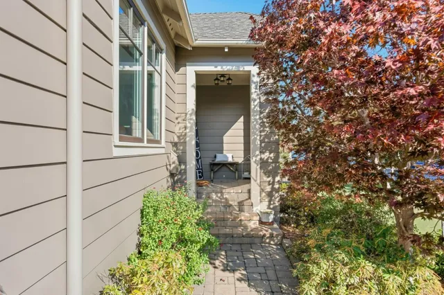 a view of an entrance of the house